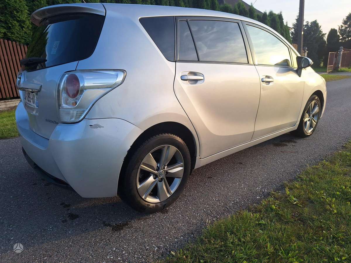 Toyota Verso 2015 — engine 1598 cm³, 111 HP (82kW)