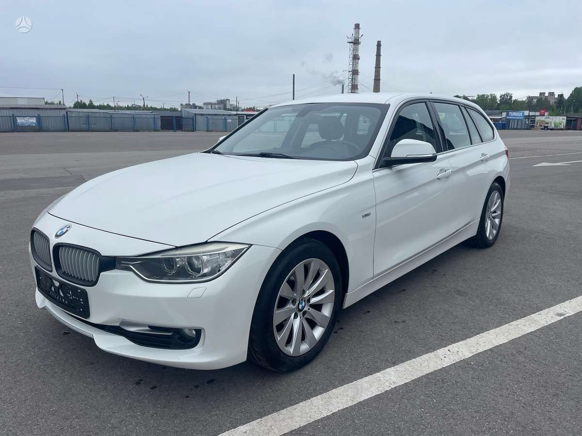 BMW 320 2014 — вигляд ззаду