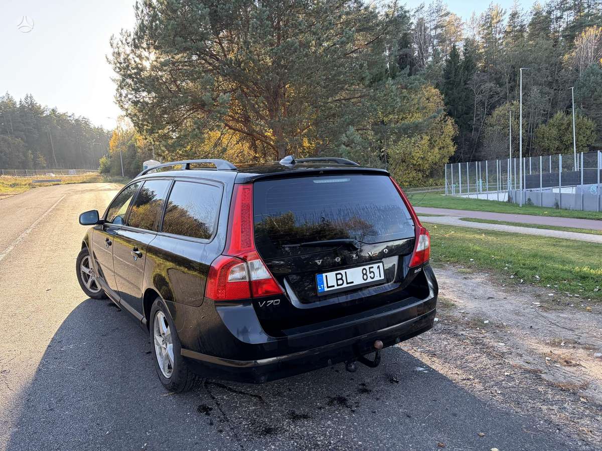 Volvo V70 2009 — rear view