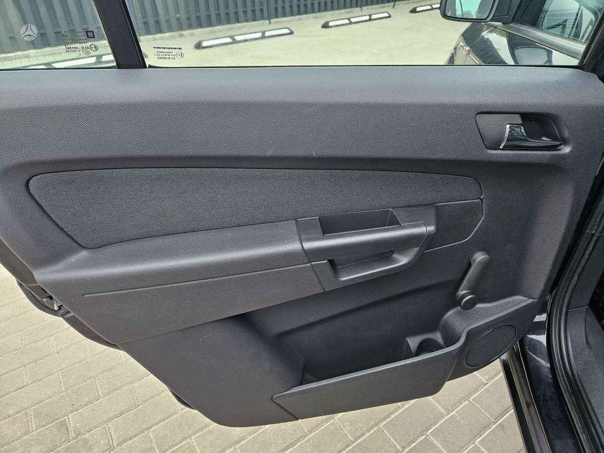 Opel Zafira 2014 — photo 12