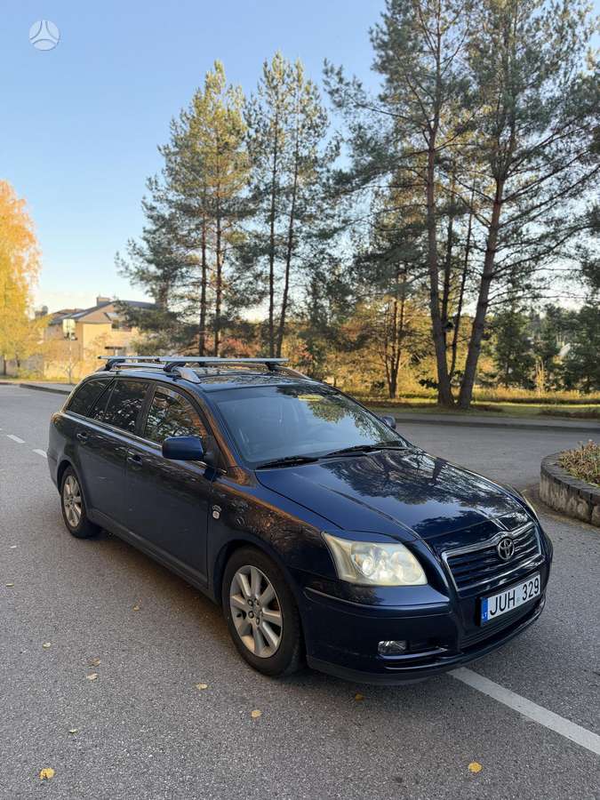 Toyota Avensis 2004 — вигляд ззаду