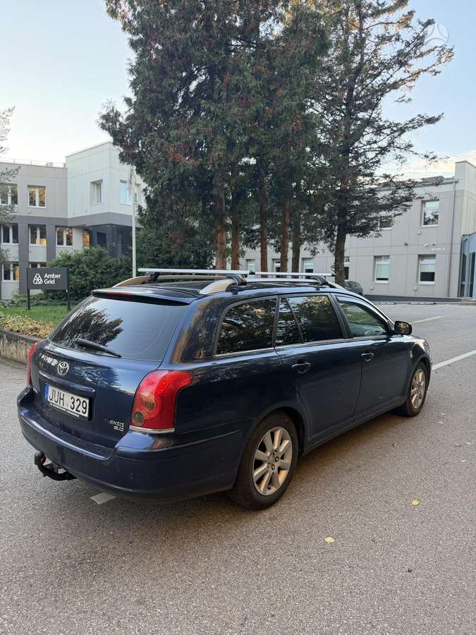 Toyota Avensis 2004 — салон