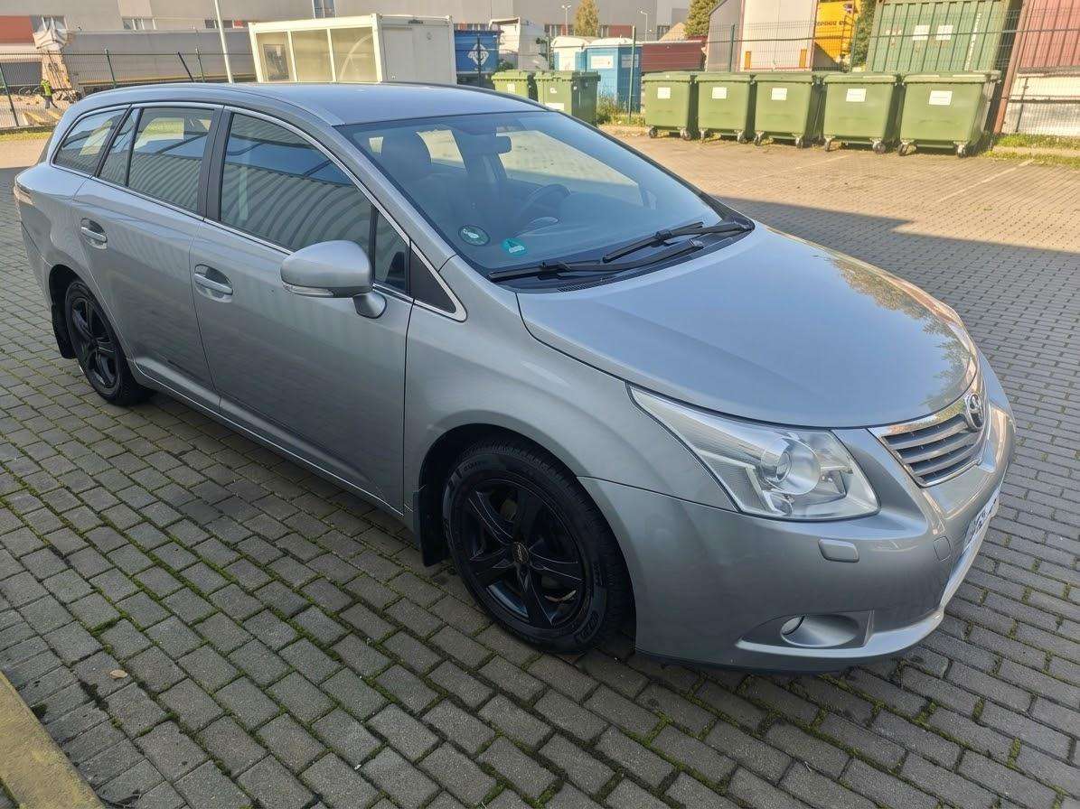 Toyota Avensis 2011 — engine 2000 cm³
