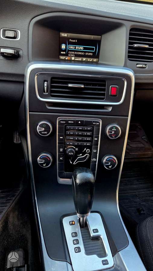 Volvo V60 2011 — photo 10
