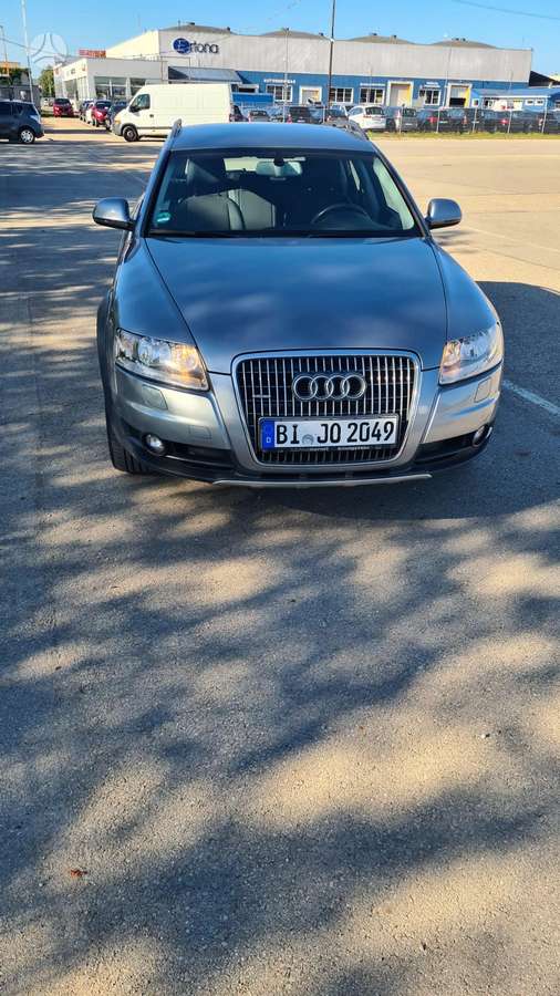 Audi A6 2010 — салон