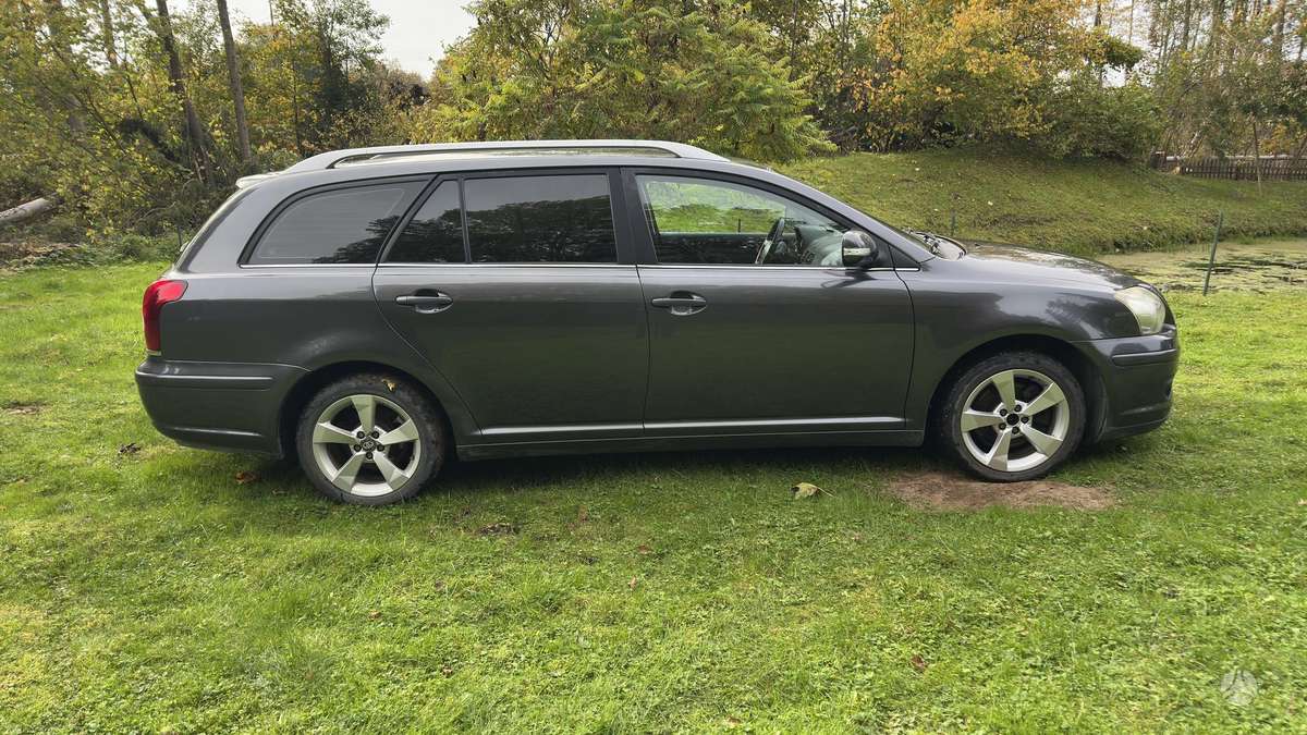 Toyota Avensis 2007 — салон