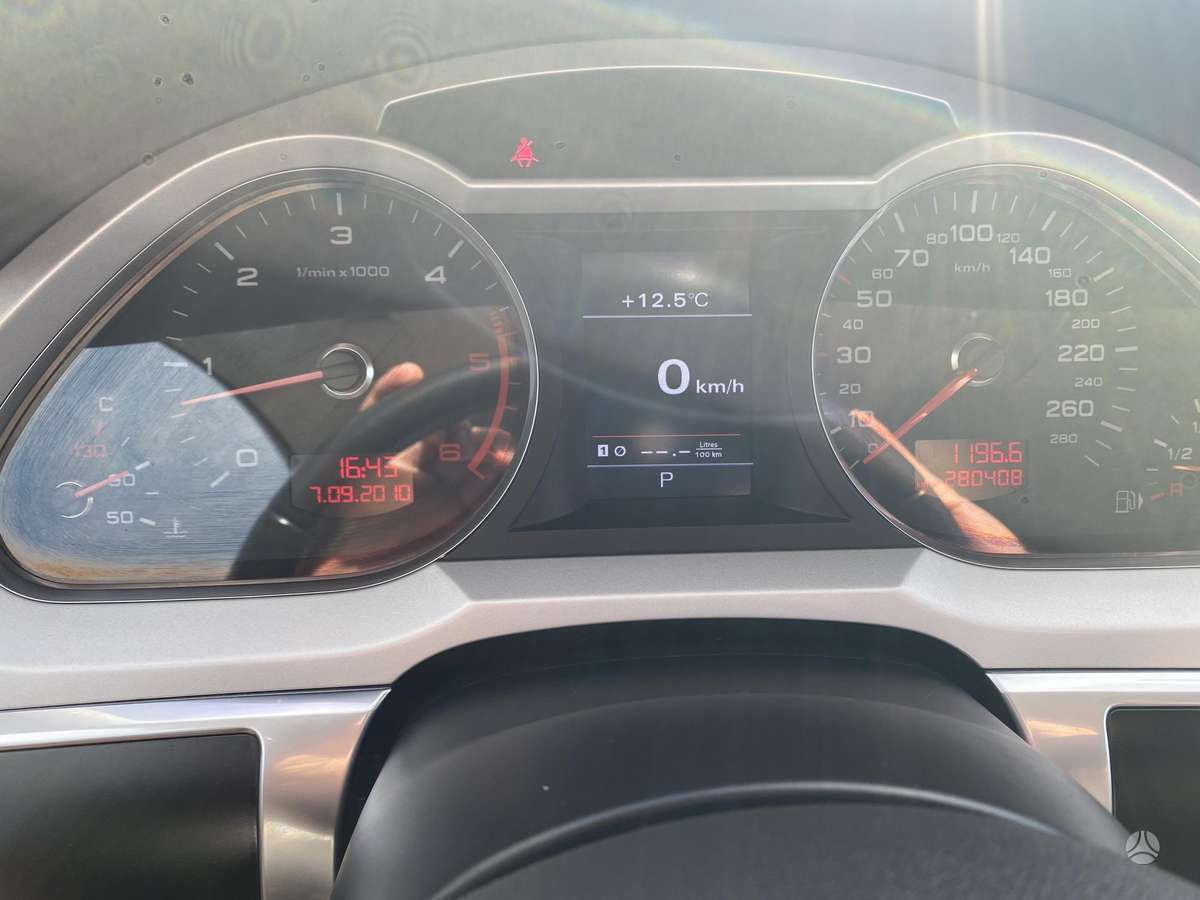 Audi A6 2010 — photo 17