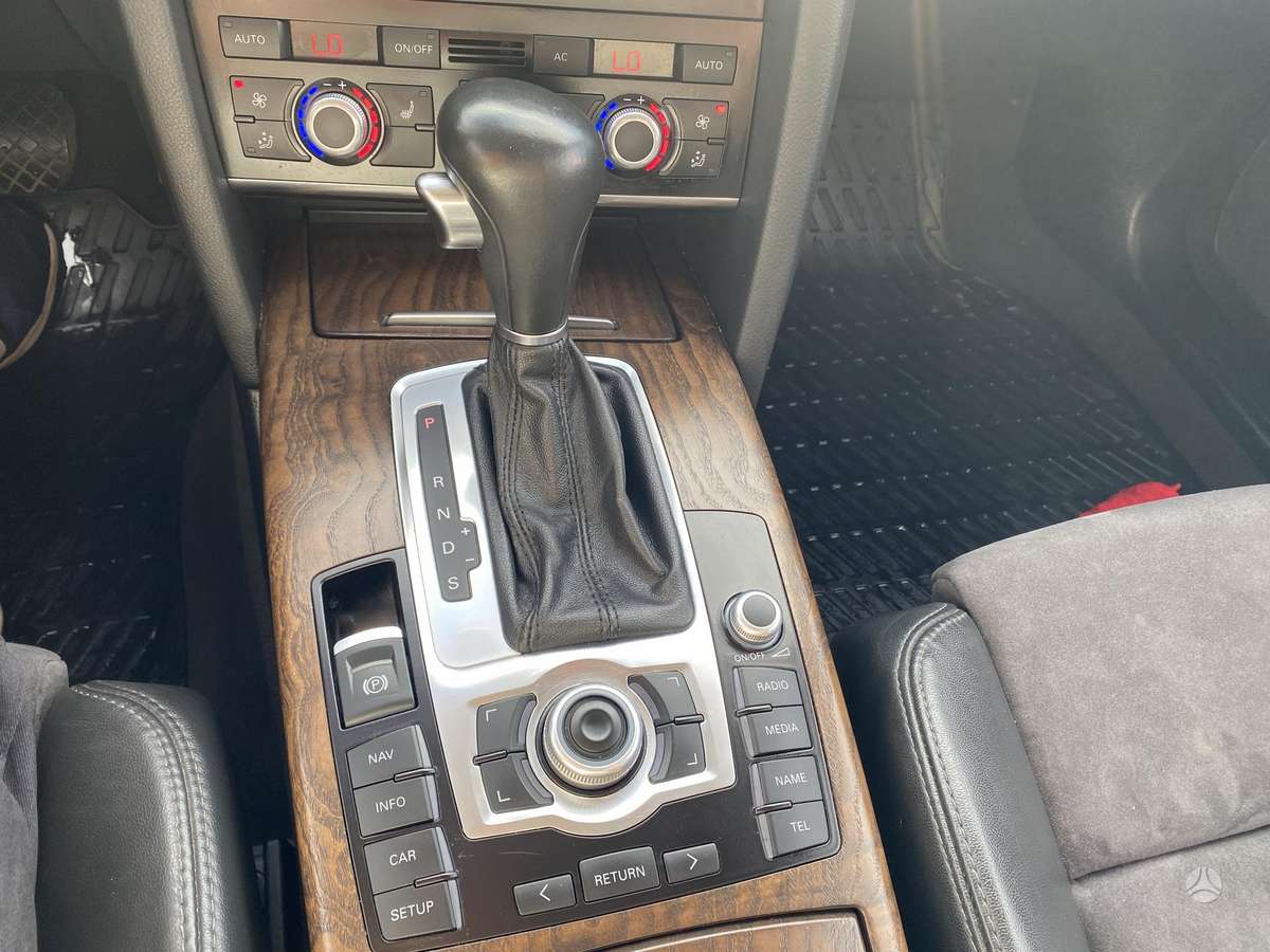 Audi A6 2010 — photo 18