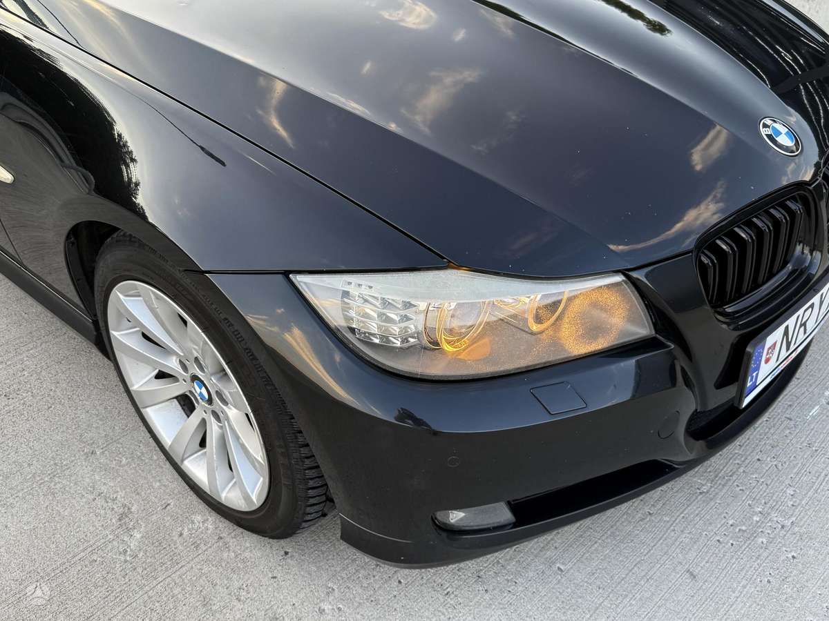 BMW 325 2010 — rear view
