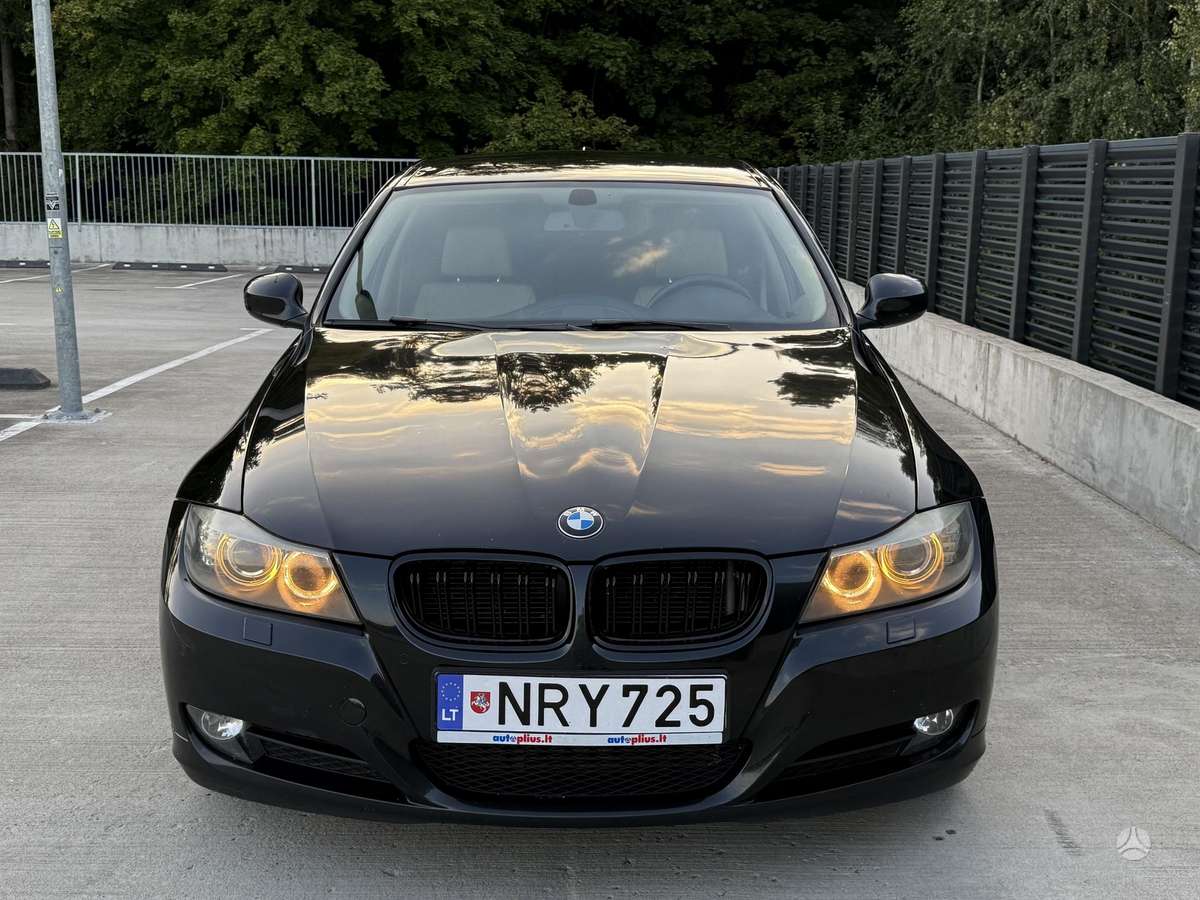BMW 325 2010 — interior