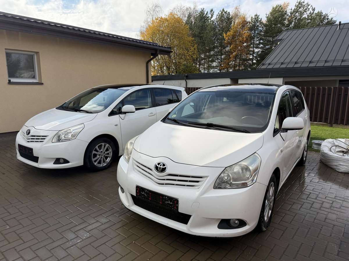 Toyota Verso 2011 — rear view