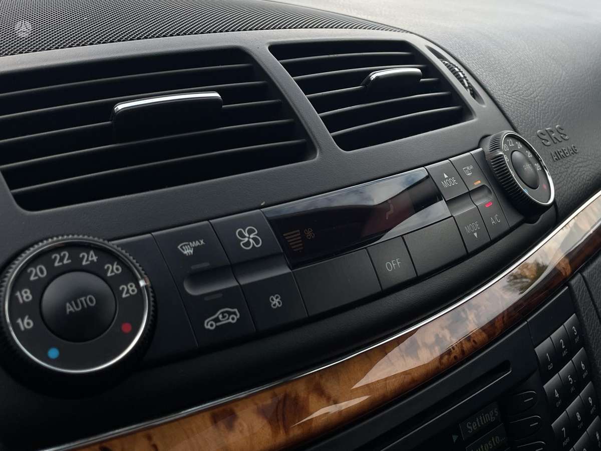 Mercedes-Benz E220 2008 — photo 17
