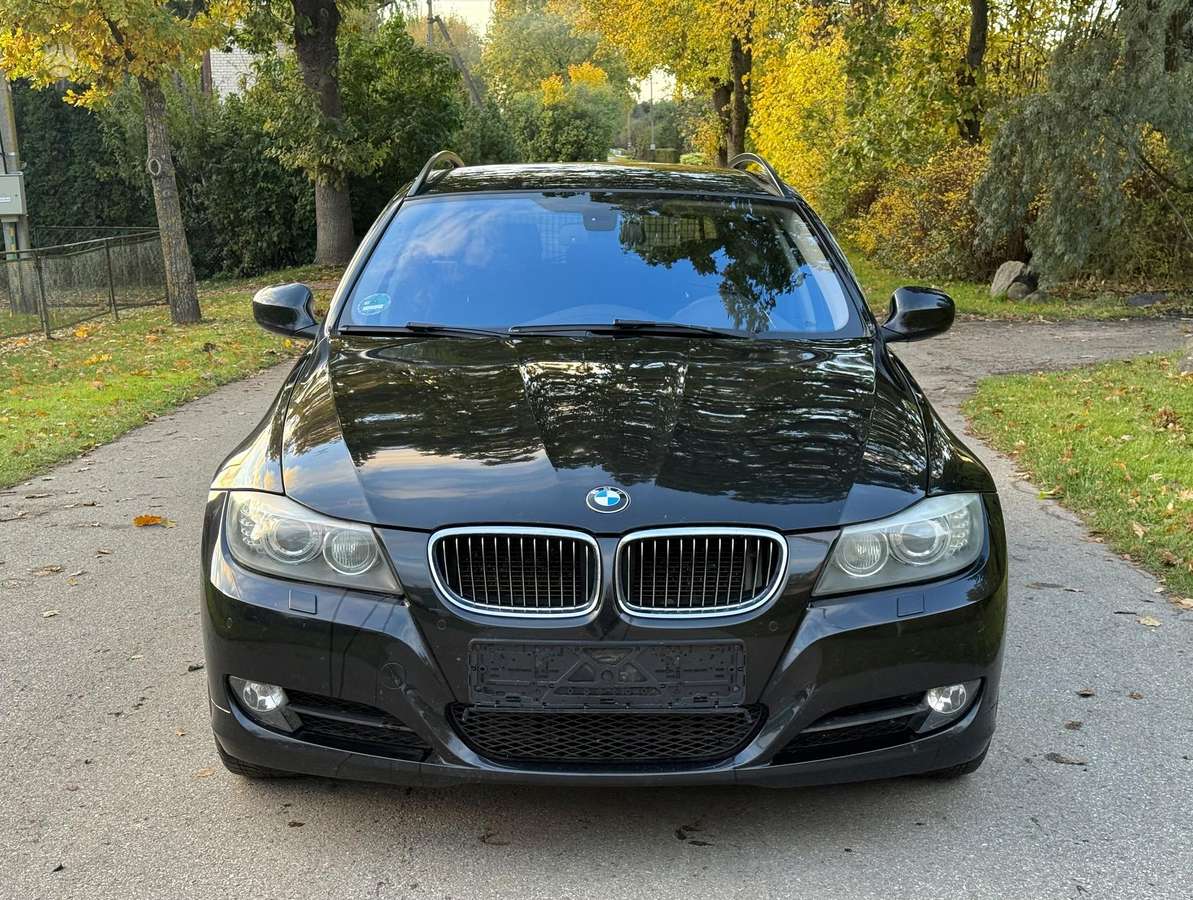 BMW 325 2009 — вигляд ззаду