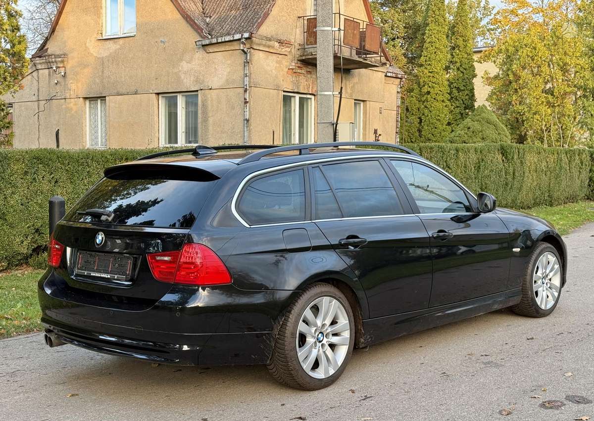 BMW 325 2009 — салон