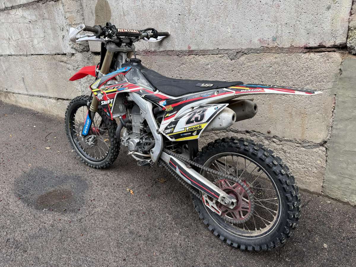 Honda CRF 2014 — вигляд ззаду