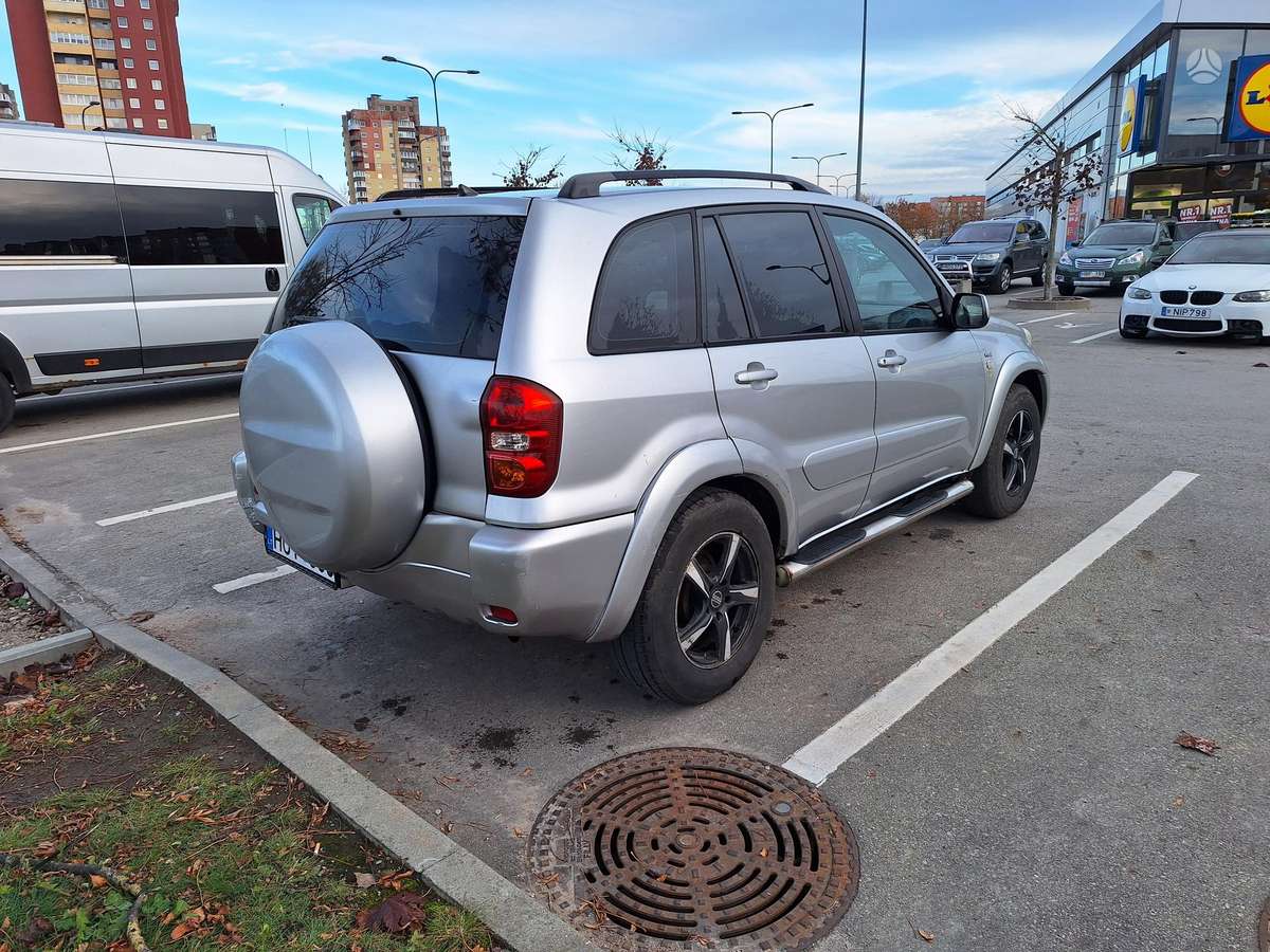 Toyota RAV4 2004 — салон
