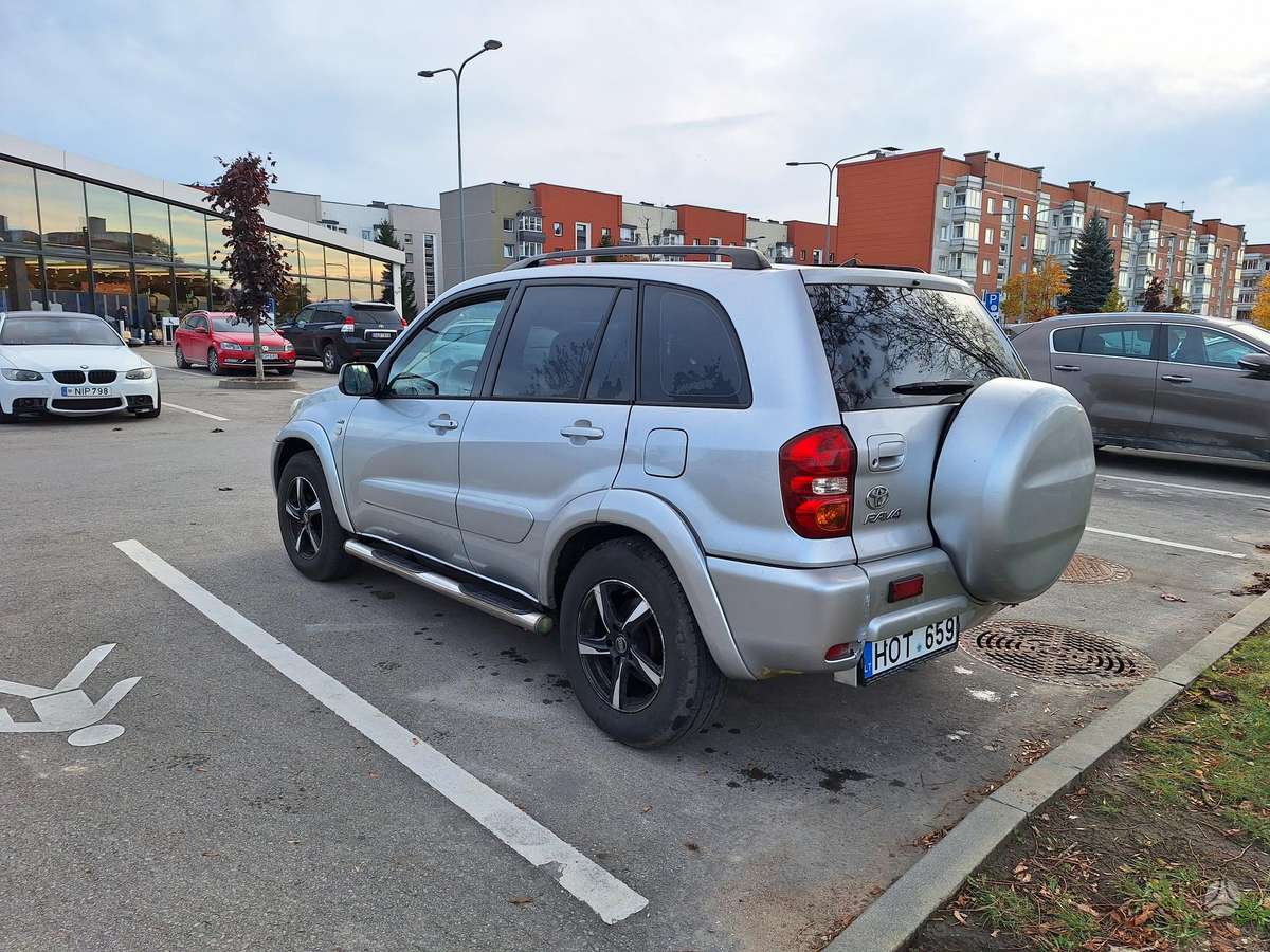 Toyota RAV4 2004 — двигун 1998 cm³, 150 HP (110kW)