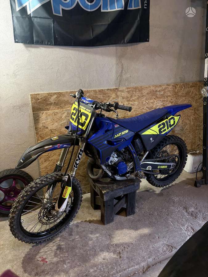 Yamaha YZ 2015 — rear view
