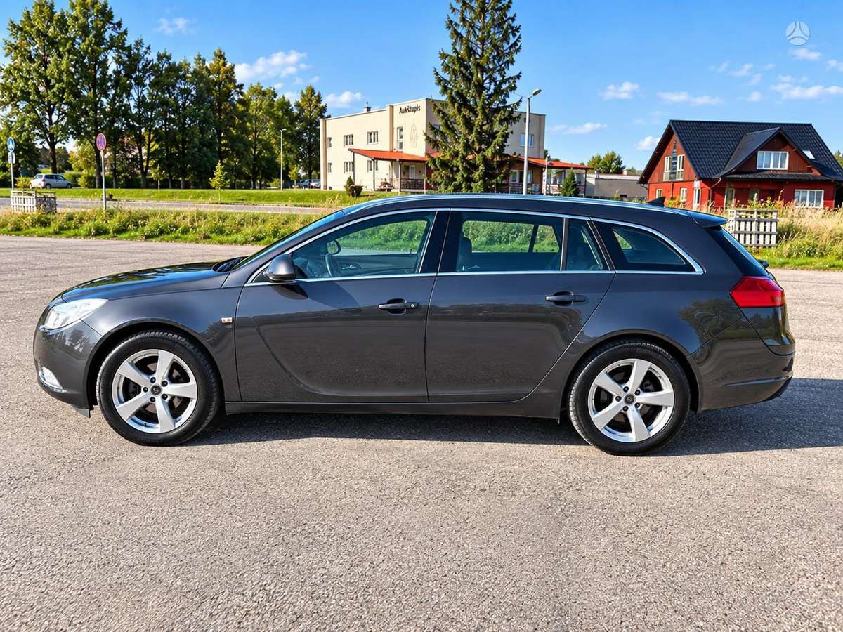 Opel Insignia 2010 — салон