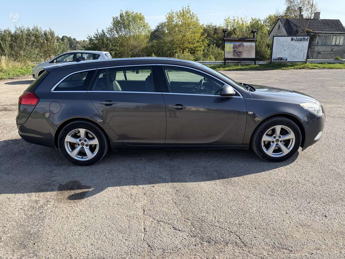 Opel Insignia 2010 — двигун 1956 cm³, 160 HP (118kW)