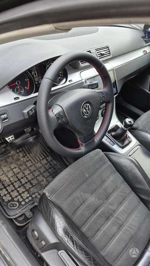 Volkswagen Passat 2009 — interior