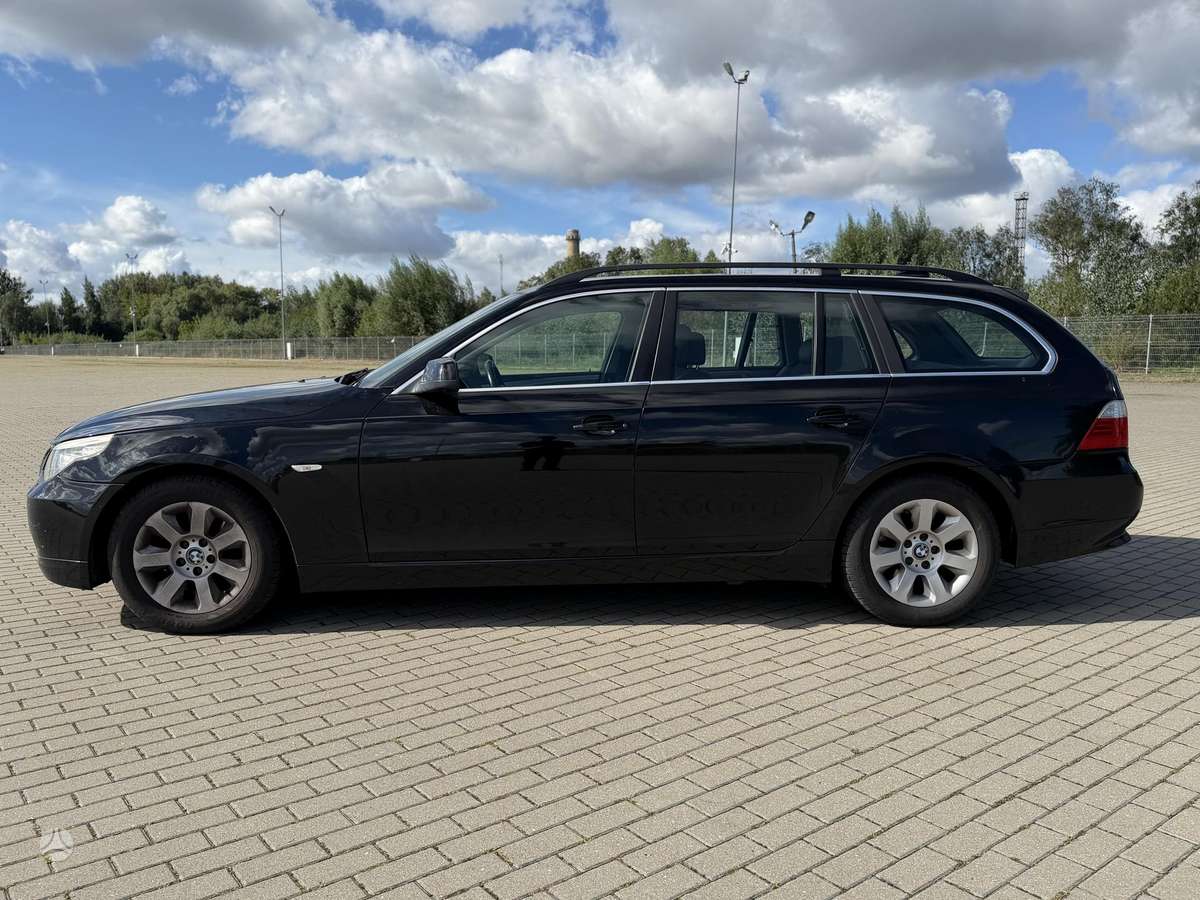 BMW 520 2009 — rear view