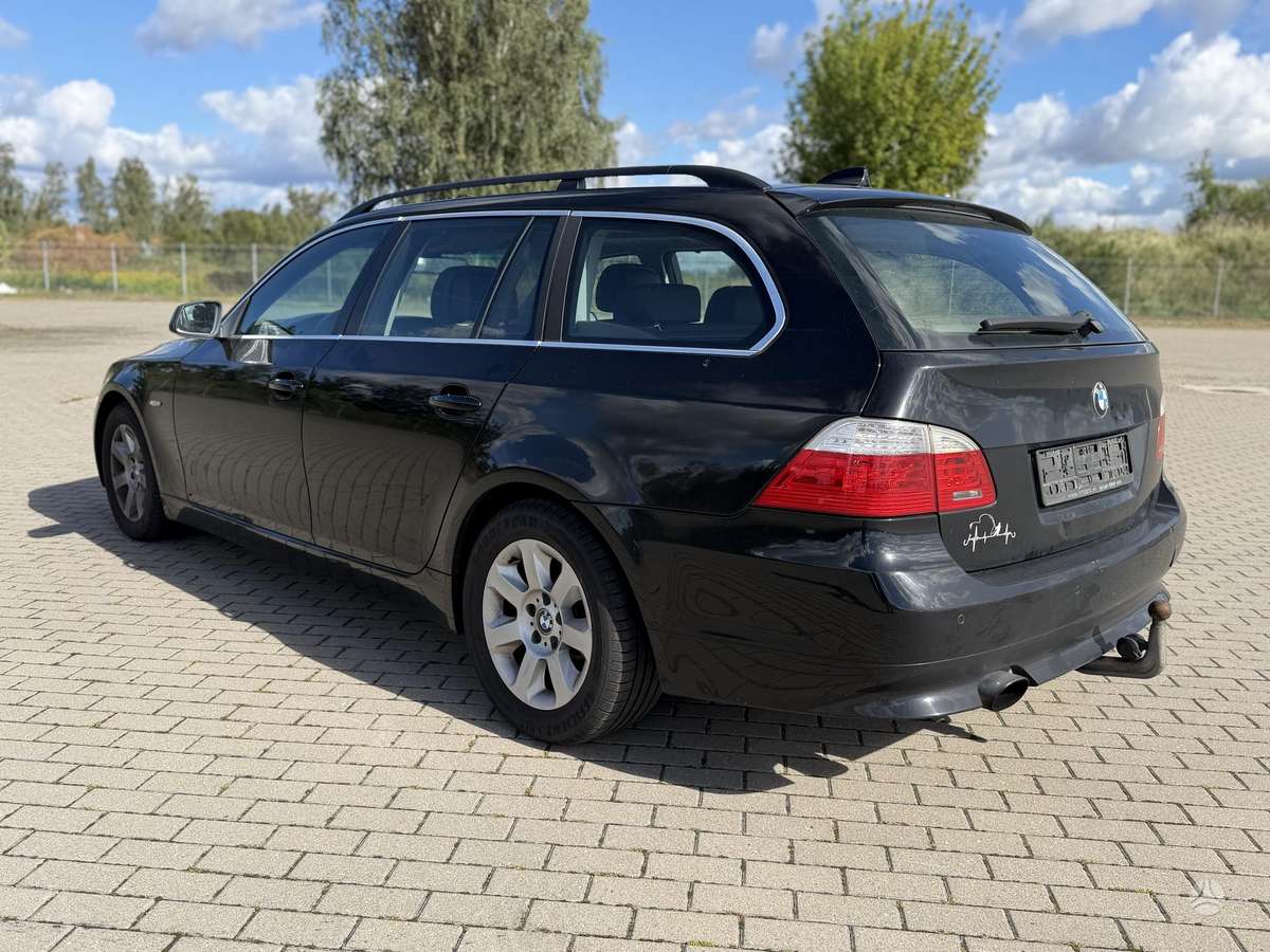 BMW 520 2009 — interior