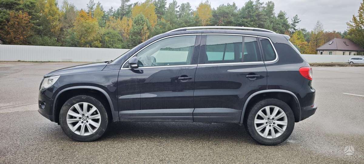 Volkswagen Tiguan 2009 — rear view