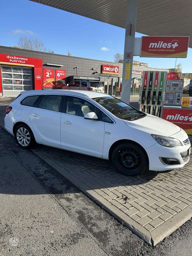 Opel Astra 2013 — rear view