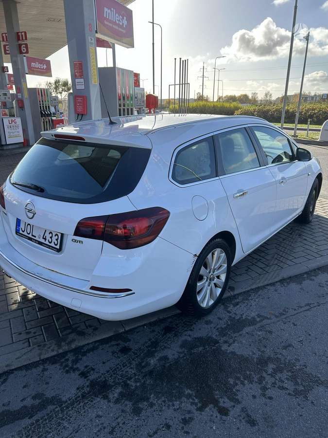 Opel Astra 2013 — interior