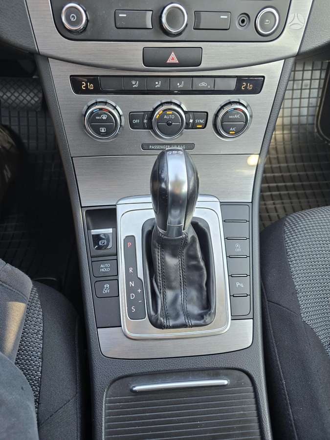 Volkswagen Passat 2012 — photo 17