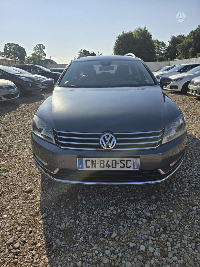 Volkswagen Passat 2012 — rear view