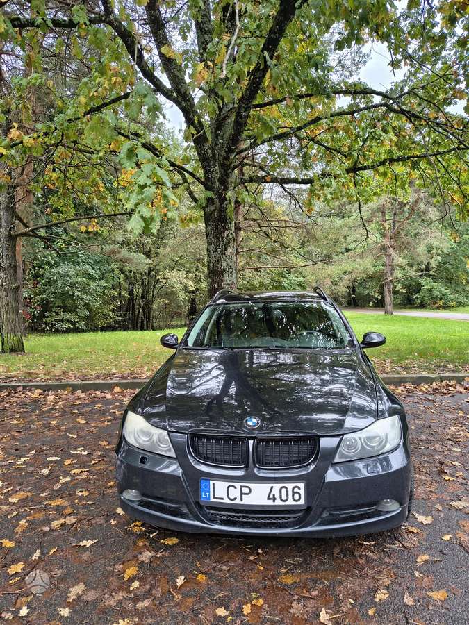 BMW 320 2008 — салон
