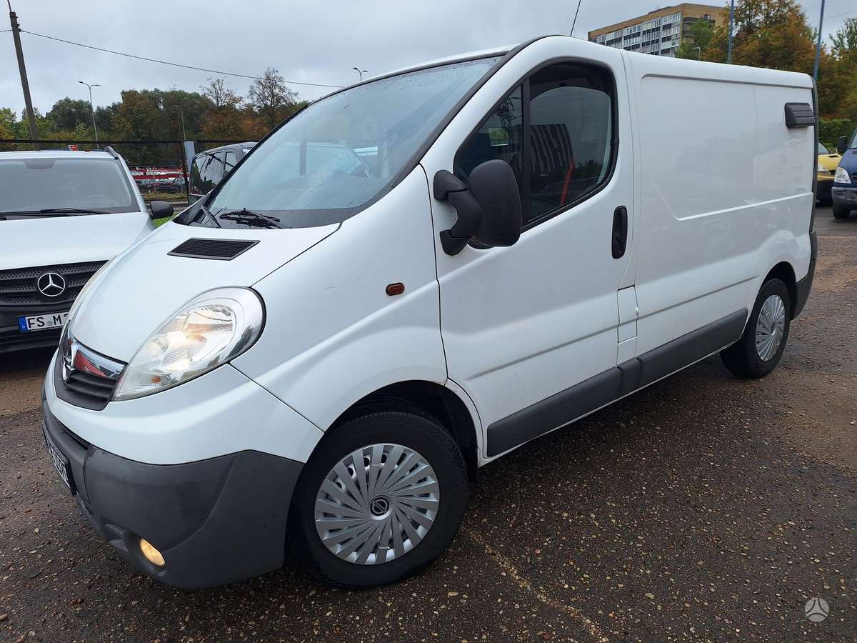 Opel Vivaro 2011 — вигляд ззаду