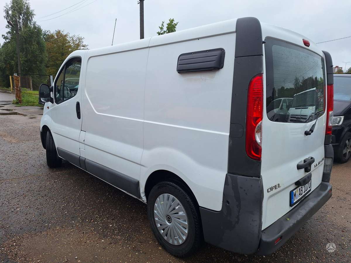 Opel Vivaro 2011 — салон