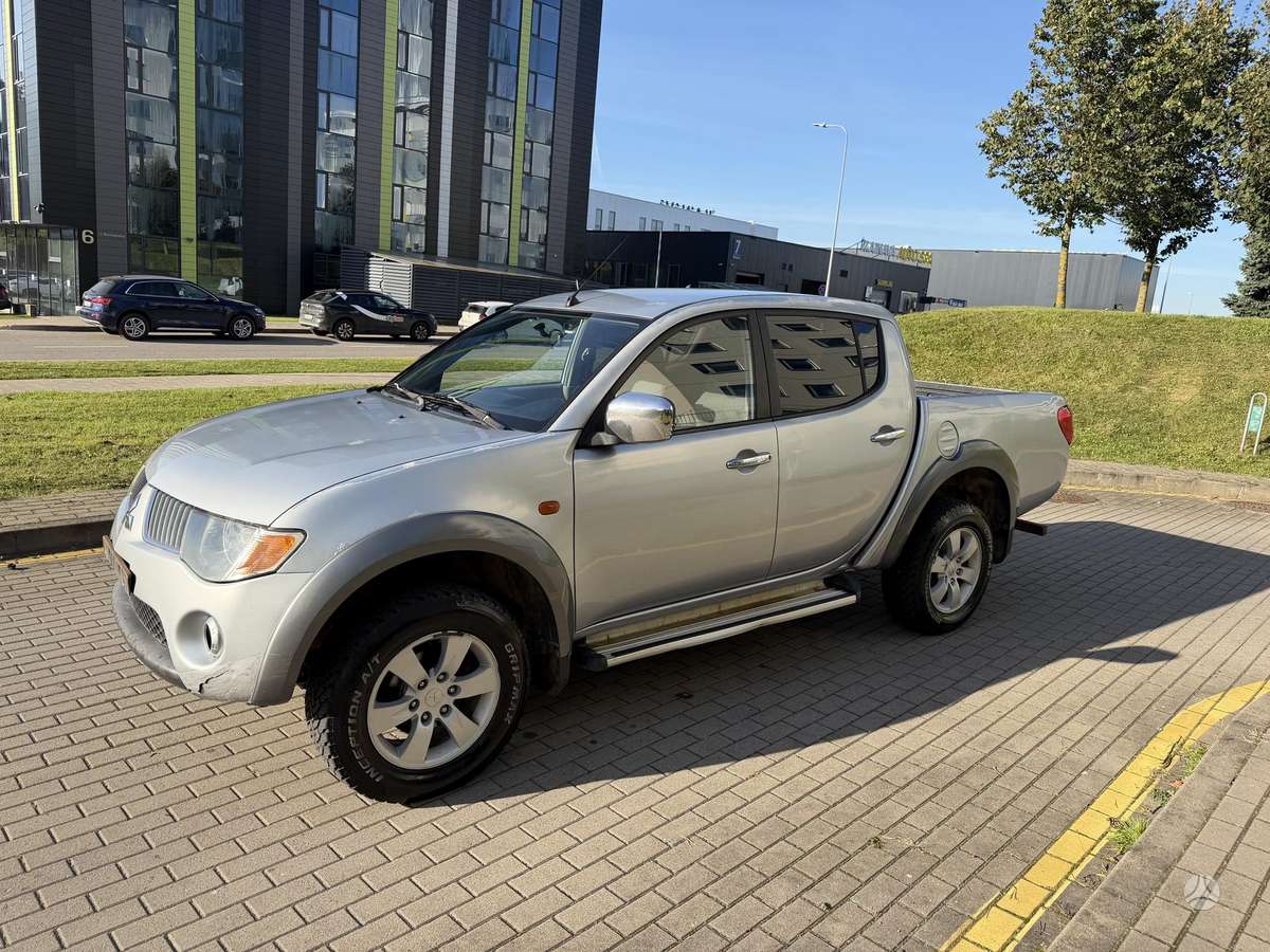 Mitsubishi L200 2007 — салон