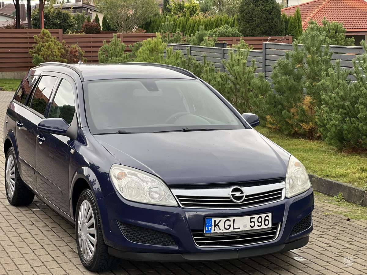 Opel Astra 2008 — rear view