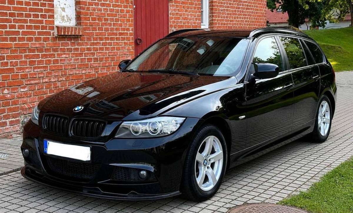 BMW 320 2009 — rear view
