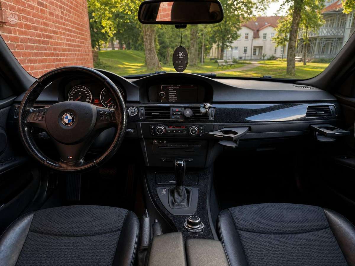 BMW 320 2009 — photo 5