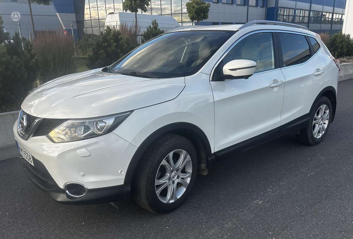 Nissan Qashqai 2015 — rear view