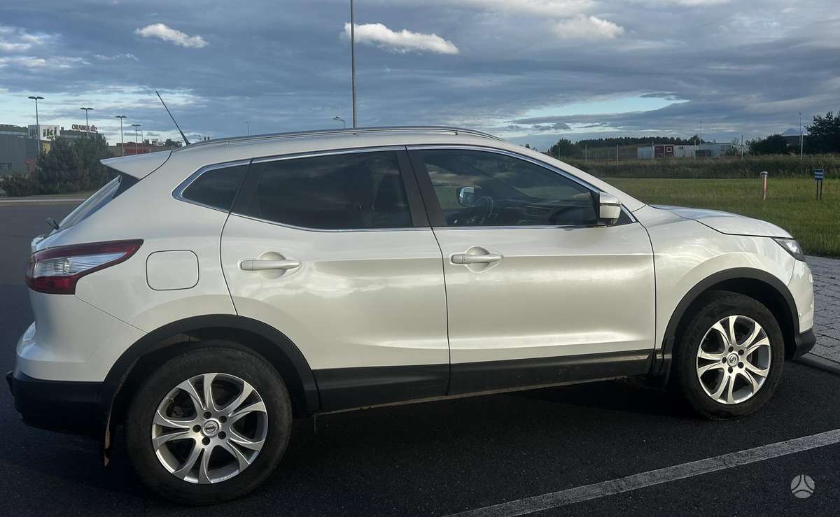 Nissan Qashqai 2015 — interior