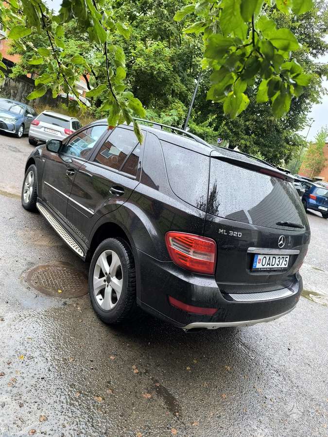 Mercedes-Benz ML320 2009 — rear view