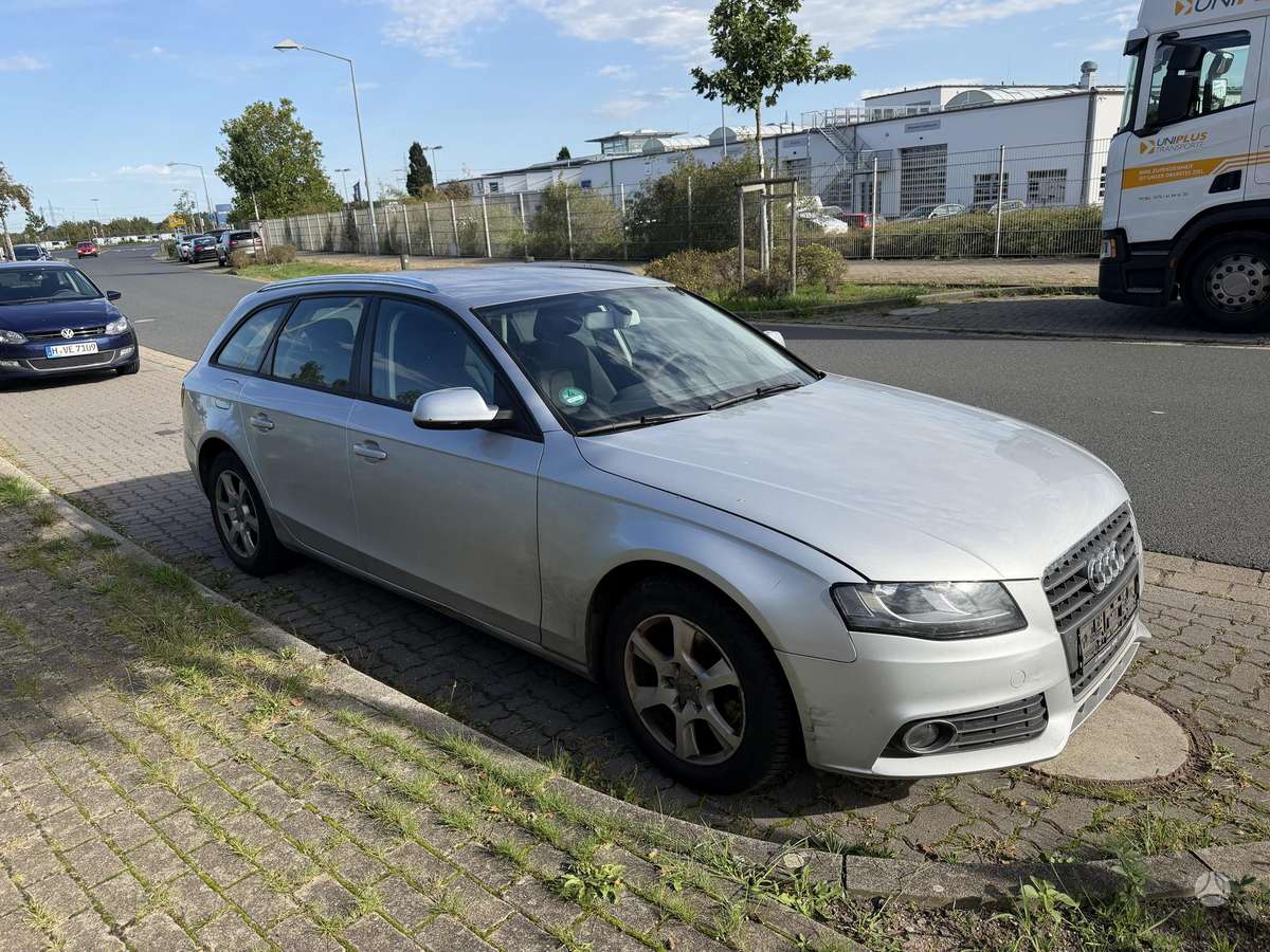 Audi A4 2011 — салон