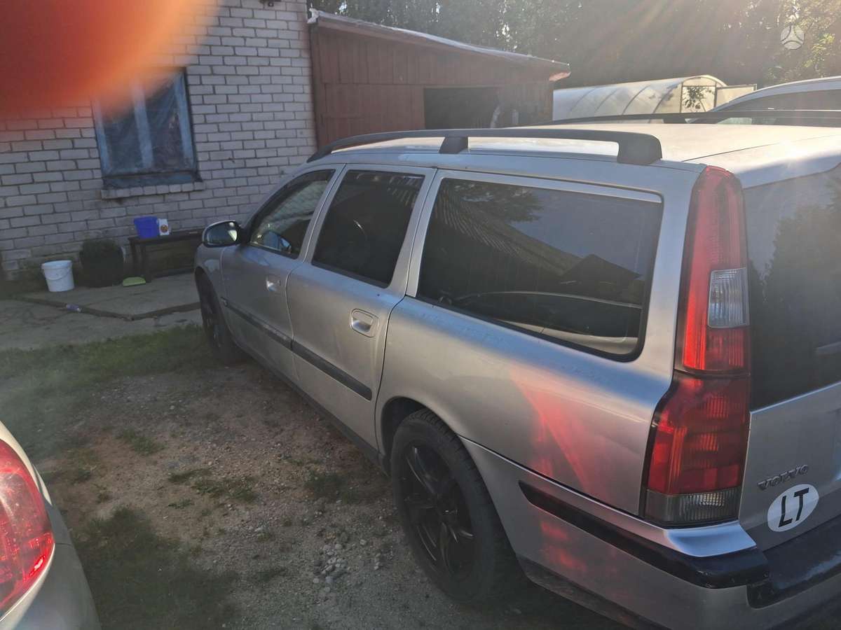 Volvo V70 2005 — rear view