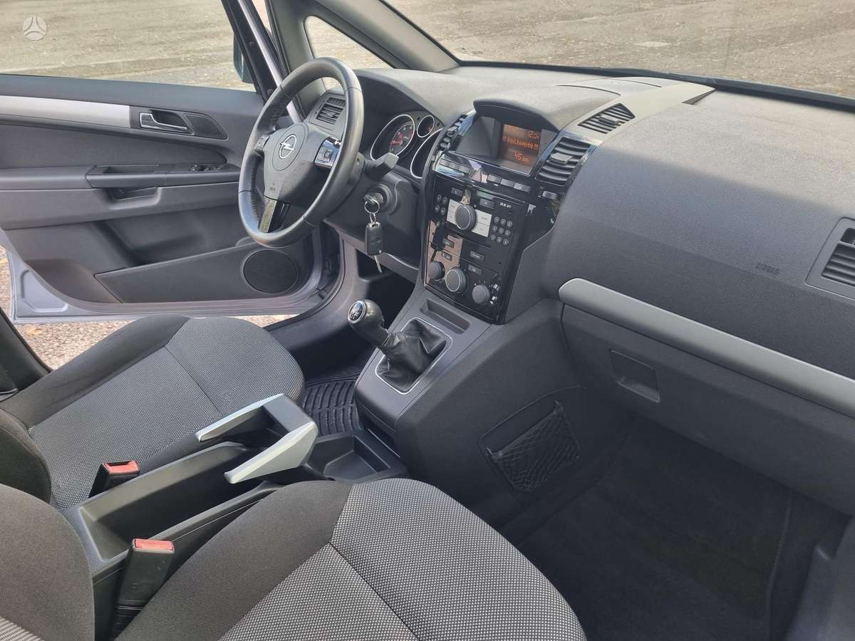 Opel Zafira 2010 — photo 17