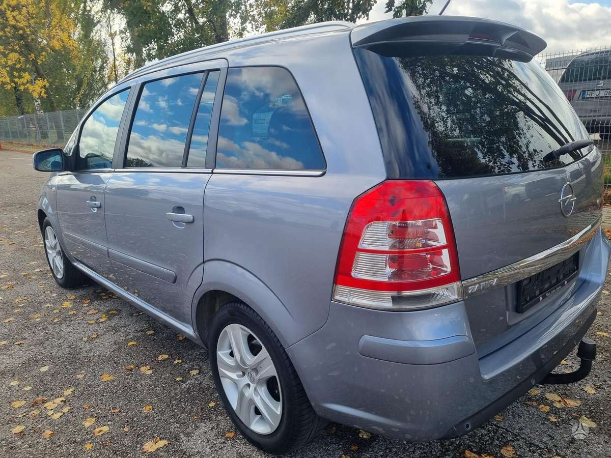 Opel Zafira 2010 — rear view