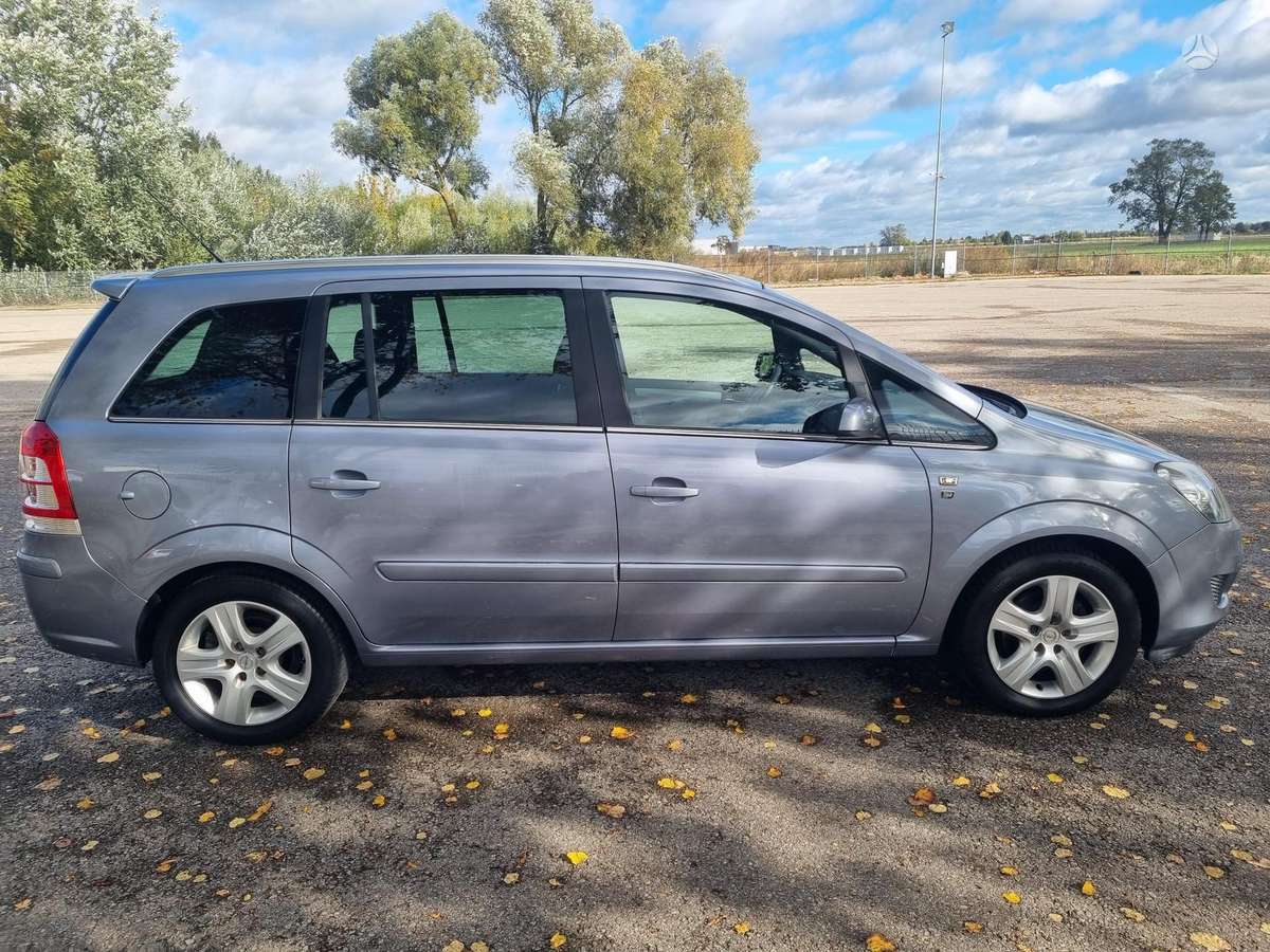 Opel Zafira 2010 — photo 7