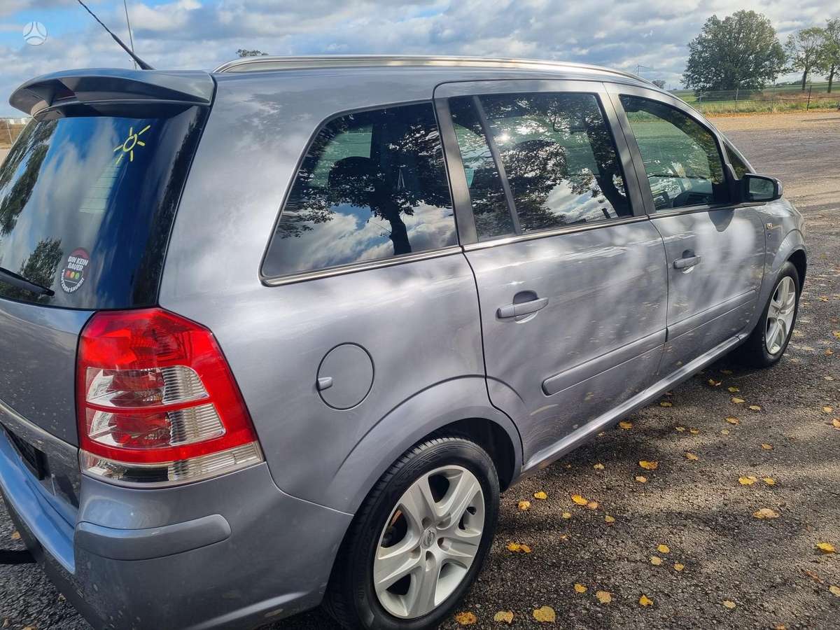 Opel Zafira 2010 — photo 9