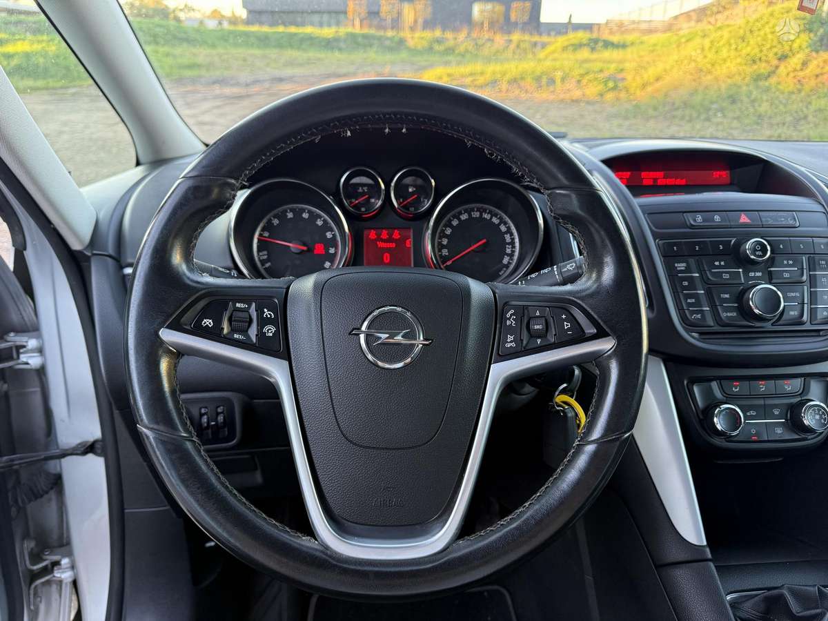 Opel Zafira 2012 — фото 15