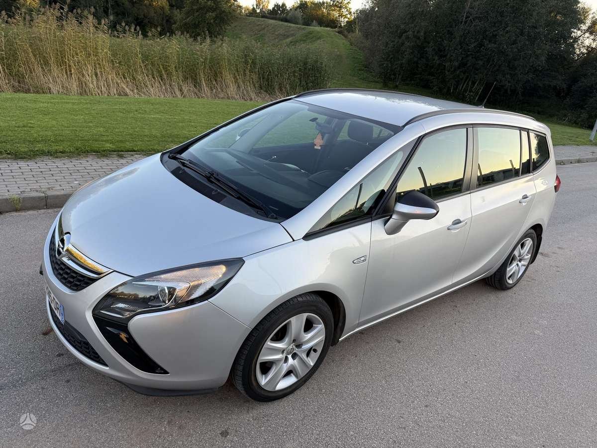 Opel Zafira 2012 — вигляд ззаду